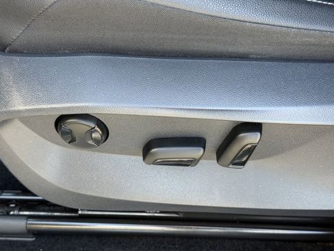 Used 2022 Volkswagen Tiguan SE R-Line image 16