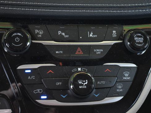 Used 2023 Chrysler Pacifica Limited FWD image 33