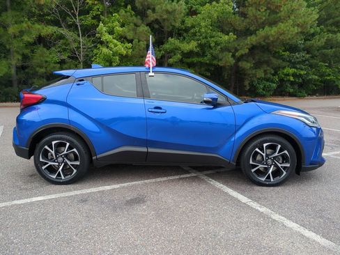 Used 2021 Toyota C-HR XLE FWD image 3