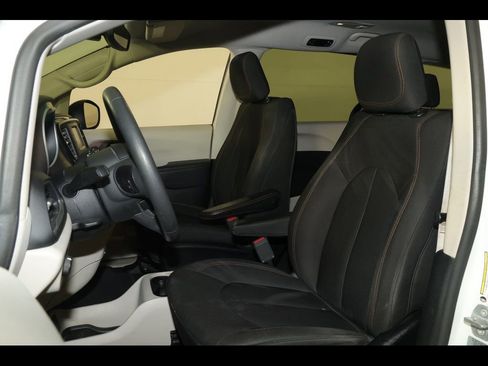 Used 2017 Chrysler Pacifica LX image 13