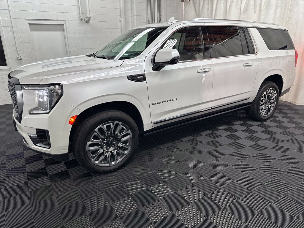 Used 2023 GMC Yukon XL Denali Ultimate AWD/4WD image 5