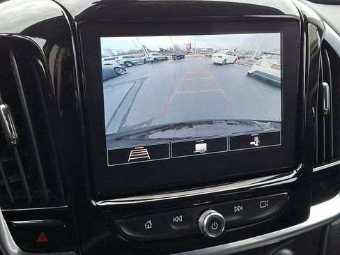 Used 2021 Chevrolet Traverse LT image 18