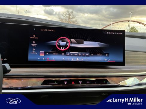 Used 2025 BMW 760i xDrive w/ Premium Package image 12