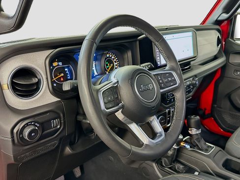 Used 2025 Jeep Wrangler Sahara image 18