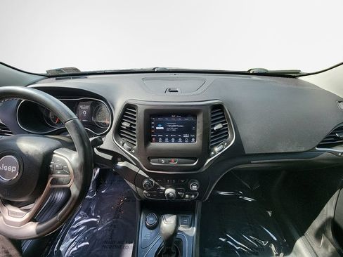 Used 2020 Jeep Cherokee Latitude Plus w/ Cold Weather Group AWD/4WD image 23
