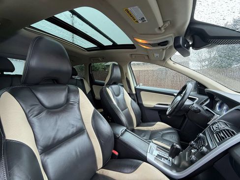 Used 2011 Volvo XC60 T6 R-Design w/ Convenience Pkg AWD/4WD image 27