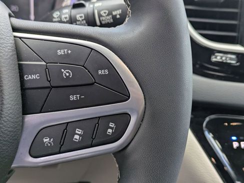 Used 2024 Chrysler Pacifica Touring-L FWD image 20