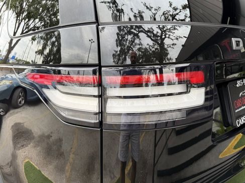 Used 2019 Land Rover Discovery SE AWD/4WD image 11