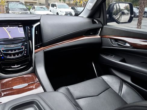 Used 2019 Cadillac Escalade Premium Luxury w/ Escalade Sport Edition image 21