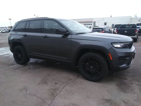 Used 2022 Jeep Grand Cherokee Altitude image 4
