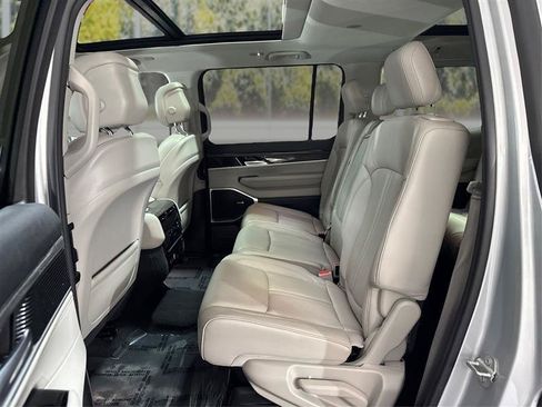 Used 2022 Jeep Wagoneer Series II w/ Premium Group I AWD/4WD image 10