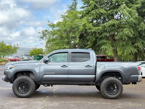Used 2022 Toyota Tacoma TRD Off-Road AWD/4WD image 2