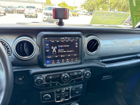 Used 2019 Jeep Wrangler Unlimited Sahara AWD/4WD image 18