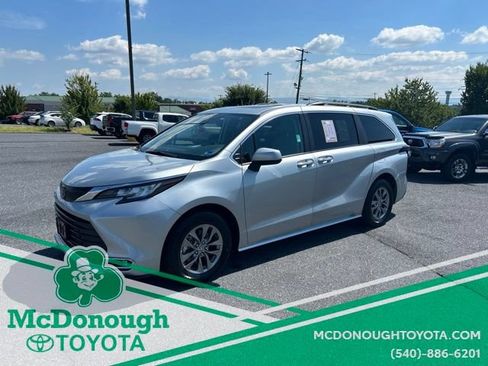 Used 2023 Toyota Sienna XLE FWD image 1
