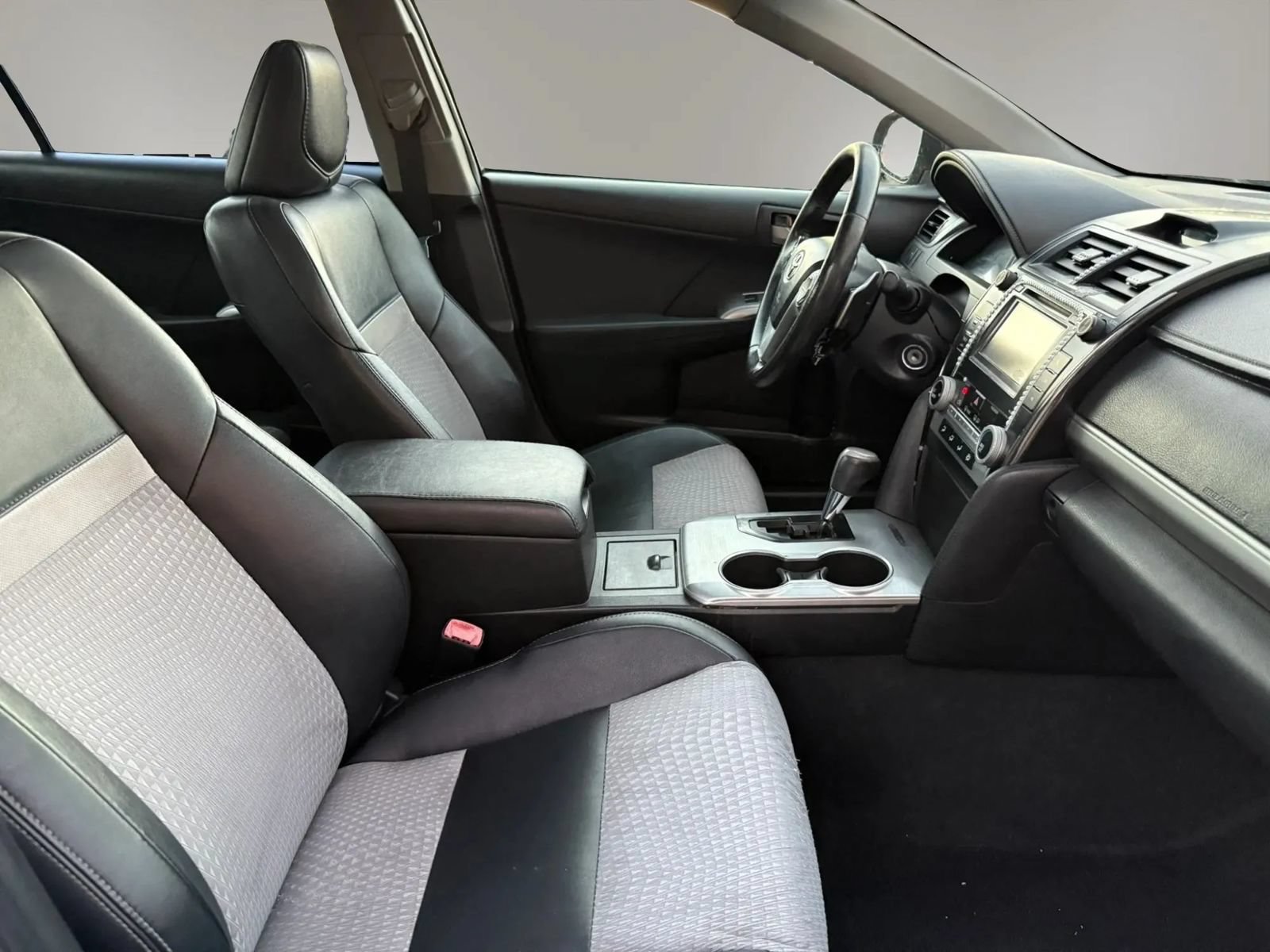 Used 2012 Toyota Camry SE FWD image 18