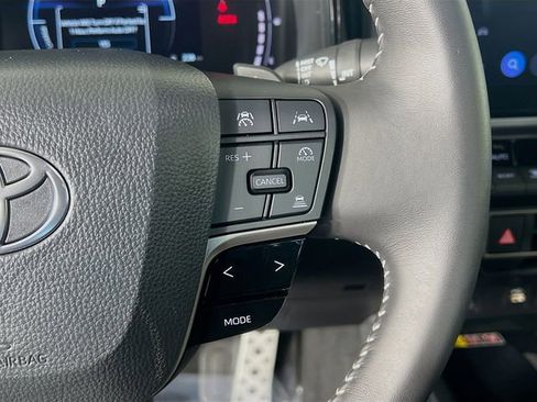 Used 2025 Toyota Camry SE image 17