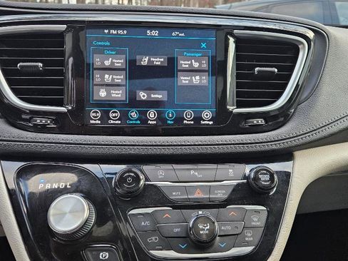 Used 2020 Chrysler Pacifica Limited image 19