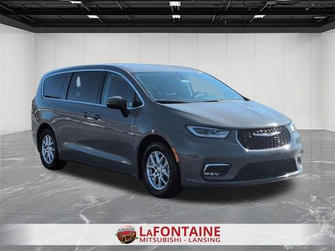 Used 2023 Chrysler Pacifica Touring-L image 7