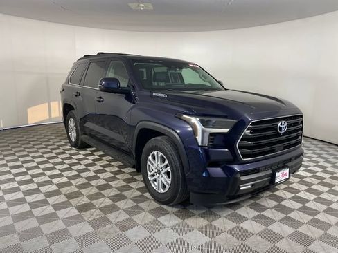 Used 2024 Toyota Sequoia SR5 w/ SR5 Premium Package AWD/4WD image 17