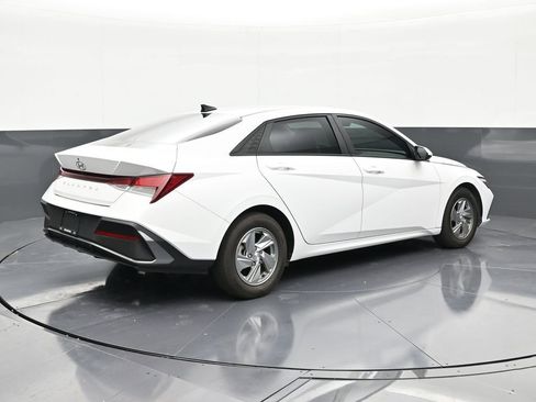 Used 2024 Hyundai Elantra SE FWD image 5