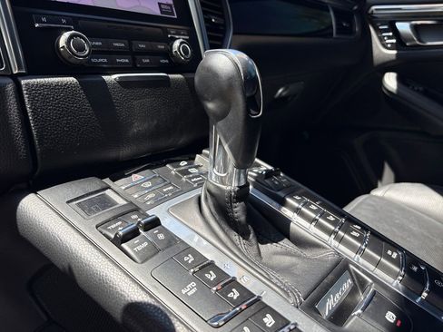 Used 2018 Porsche Macan AWD/4WD image 20