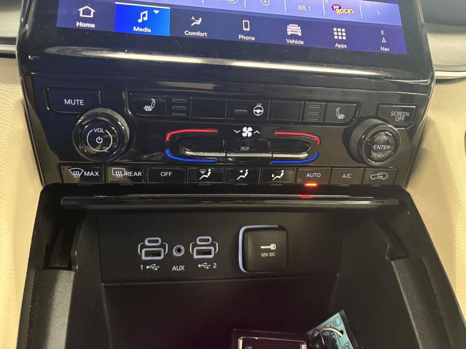 Used 2025 Jeep Grand Cherokee Limited AWD/4WD image 32