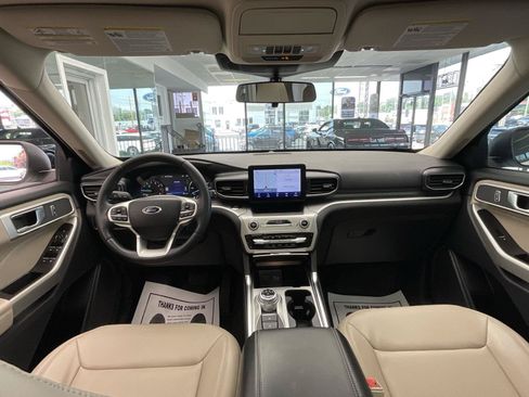 Used 2022 Ford Explorer XLT w/ Equipment Group 202A AWD/4WD image 18