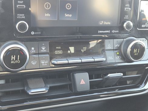 Used 2021 Toyota Highlander XLE image 29