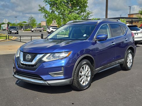 Used 2018 Nissan Rogue SV w/ Premium Package FWD image 2