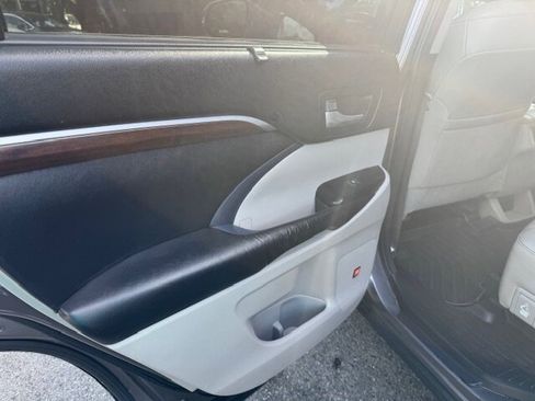 Used 2015 Toyota Highlander Limited image 8