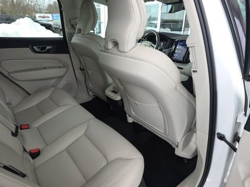 Used 2023 Volvo XC60 B5 Plus image 13