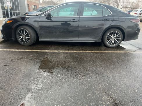 Used 2023 Toyota Camry SE image 4