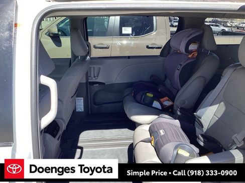 Used 2019 Toyota Sienna XLE w/ XLE Navigation Package image 15