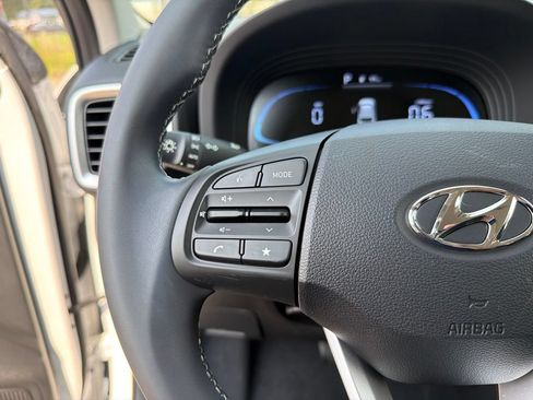 Used 2024 Hyundai Venue SEL FWD image 17