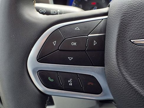 Used 2024 Chrysler Pacifica Touring-L image 32