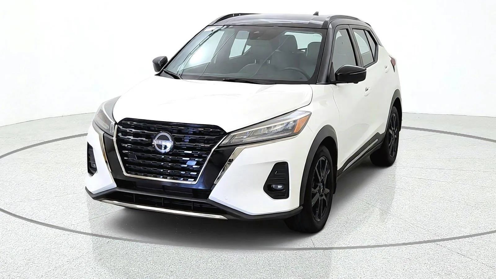 Used 2024 Nissan Kicks SR w/ SR Premium Package FWD image 3