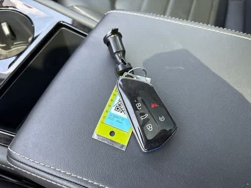 Used 2025 Volkswagen Atlas SEL AWD/4WD image 26