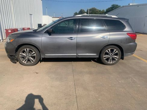 Used 2017 Nissan Pathfinder Platinum FWD image 4