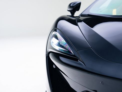 Used 2019 McLaren 570S Spider image 11