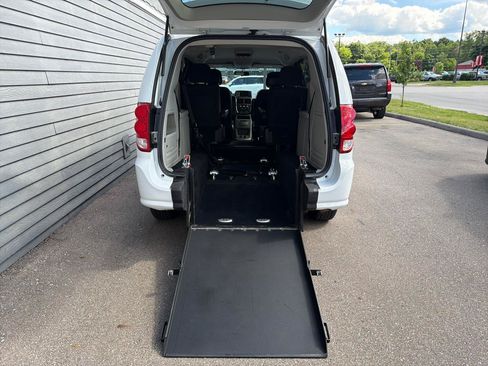 Used 2018 Dodge Grand Caravan SE FWD image 2