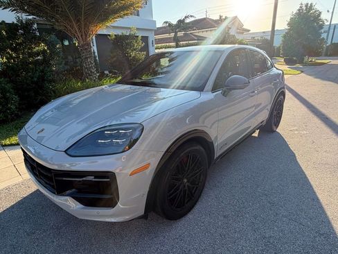 Used 2025 Porsche Cayenne GTS AWD/4WD image 3