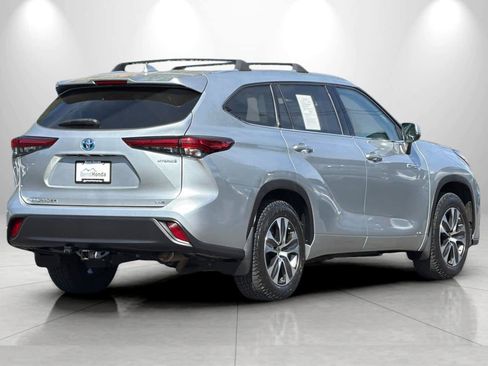 Used 2020 Toyota Highlander XLE AWD/4WD image 2