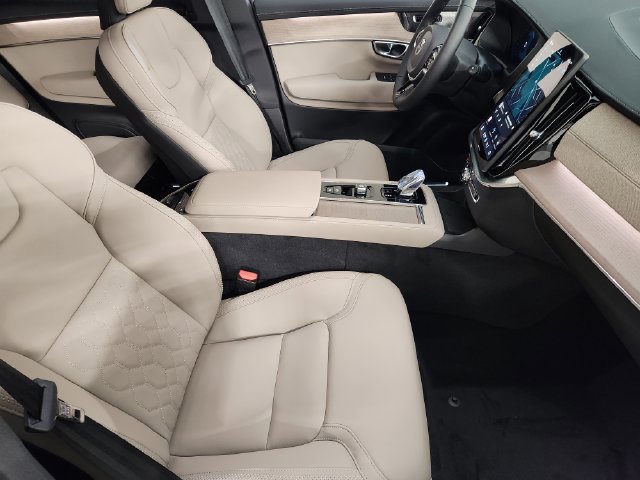 New 2026 Volvo XC90 T8 Plus w/ Protection Package Premier AWD/4WD image 3