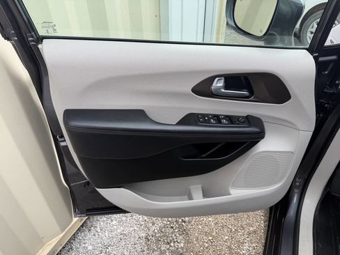 Used 2018 Chrysler Pacifica Touring-L image 9