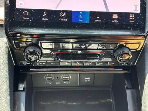 Used 2024 Jeep Grand Cherokee L Summit w/ Luxury Tech Group V AWD/4WD image 35
