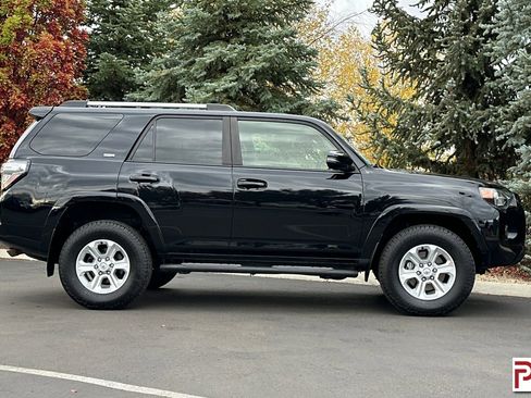 Used 2022 Toyota 4Runner SR5 Premium image 3