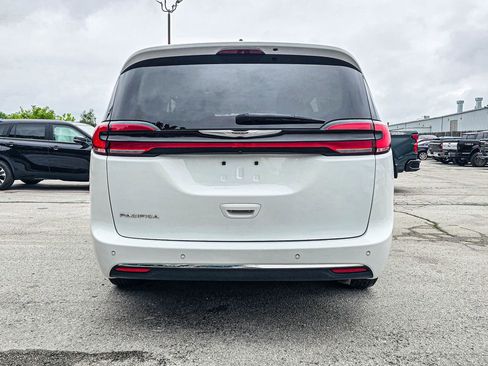 Used 2023 Chrysler Pacifica Touring-L FWD image 5