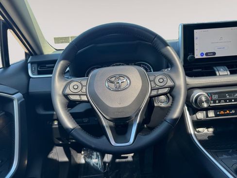 Used 2025 Toyota RAV4 XLE image 12
