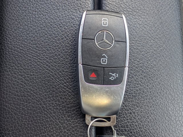 Used 2023 Mercedes-Benz GLB 250 4MATIC w/ Premium Package image 30