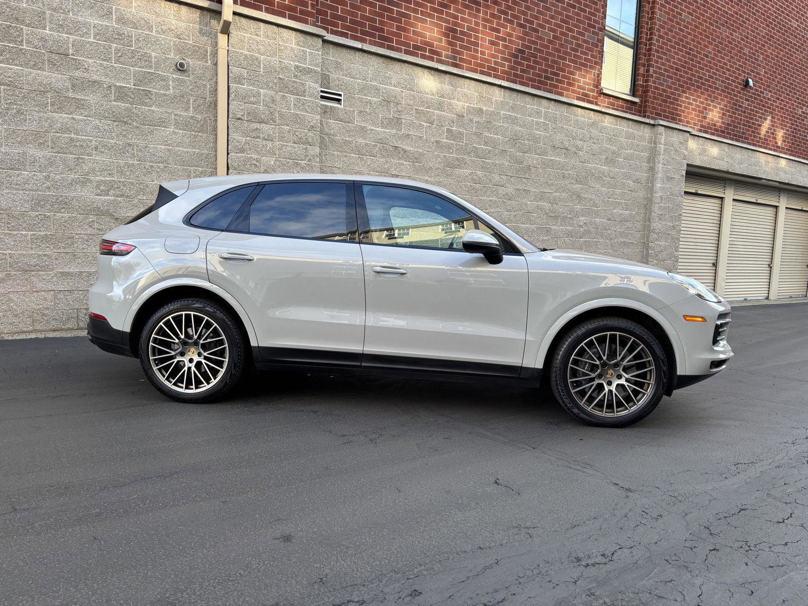 Used 2022 Porsche Cayenne Platinum Edition AWD/4WD image 3